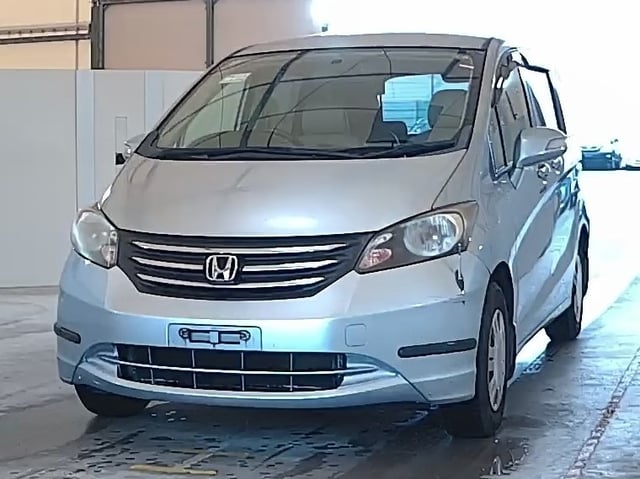 HONDA FREED photo 2