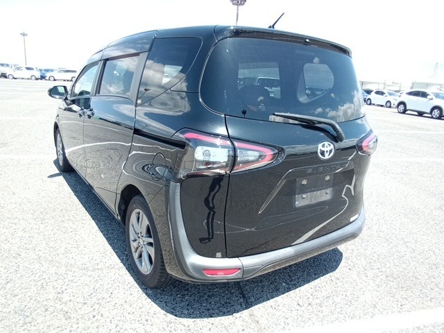 TOYOTA SIENTA photo 3