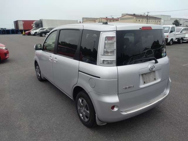 TOYOTA SIENTA photo 3