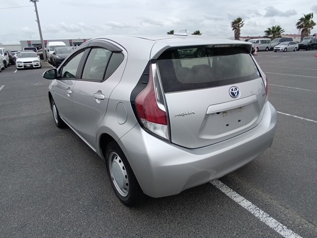 TOYOTA AQUA photo 3