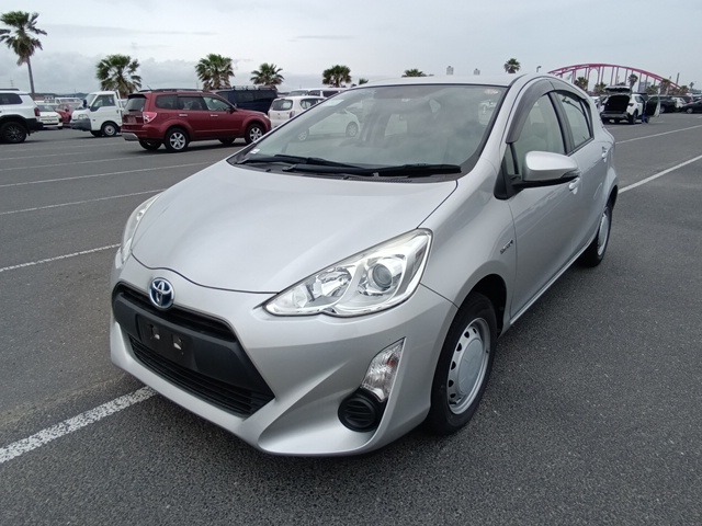 TOYOTA AQUA photo 2