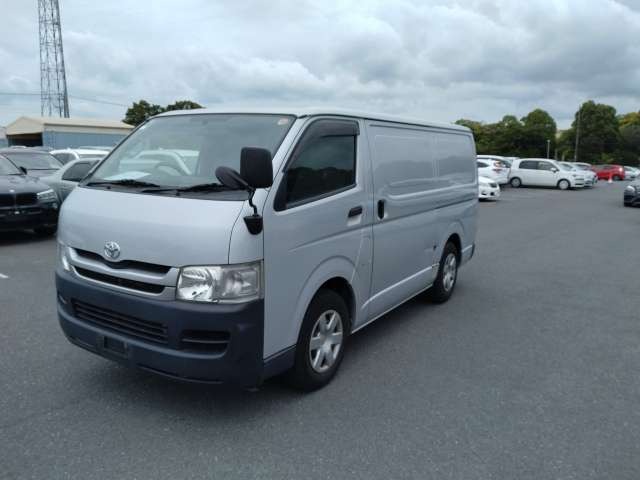 TOYOTA HIACE VAN photo 2