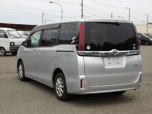 TOYOTA NOAH photo 3