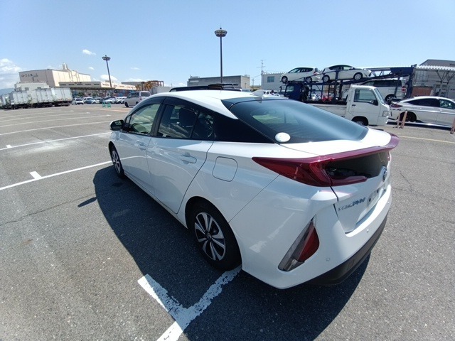 TOYOTA PRIUS PHV photo 3