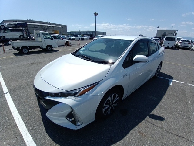 TOYOTA PRIUS PHV photo 2