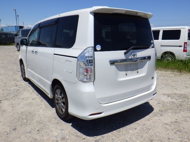 TOYOTA VOXY photo 3
