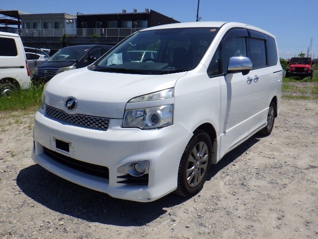 TOYOTA VOXY photo 2