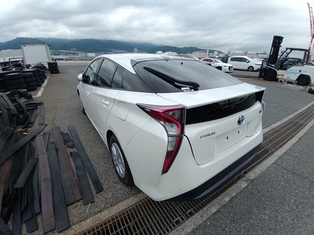 TOYOTA PRIUS photo 3