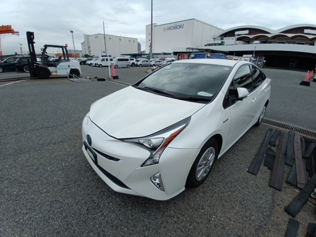 TOYOTA PRIUS photo 2