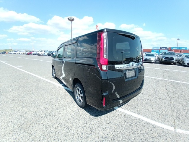 TOYOTA NOAH photo 3