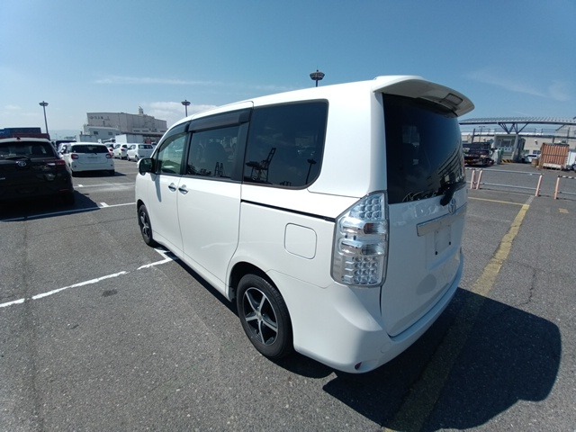 TOYOTA NOAH photo 3