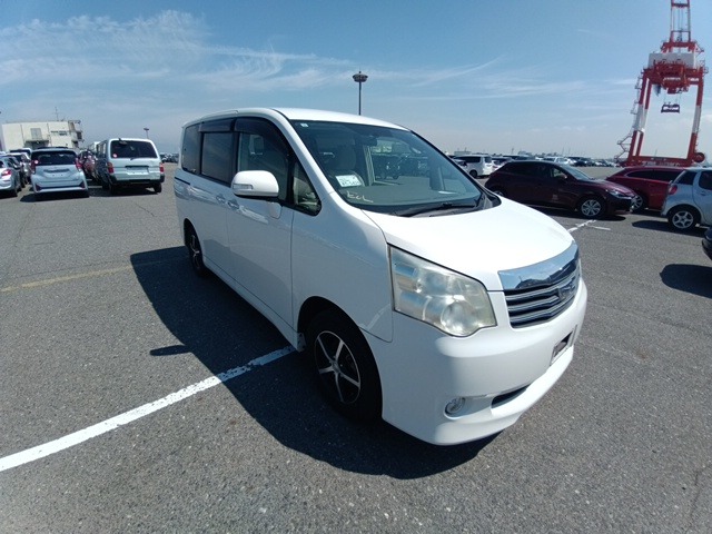 TOYOTA NOAH 2011