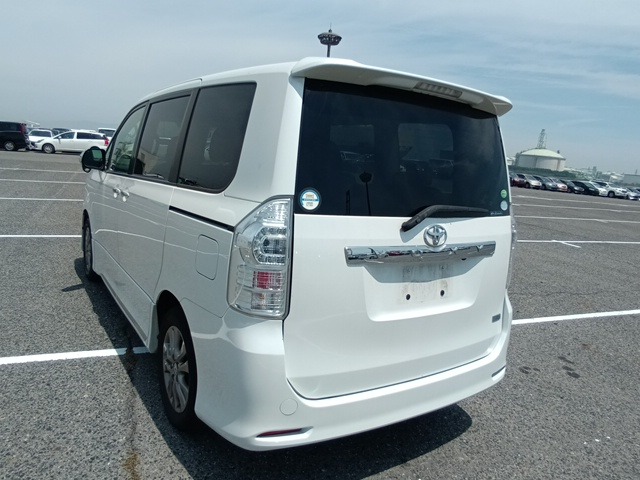 TOYOTA VOXY photo 3