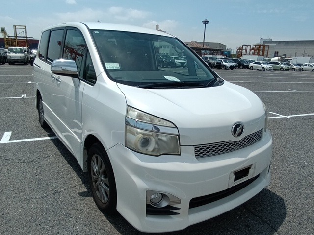 TOYOTA VOXY 2013