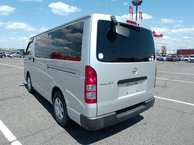 TOYOTA REGIUSACE VAN photo 3