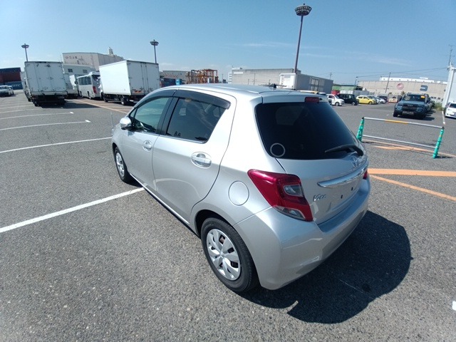 TOYOTA VITZ photo 3