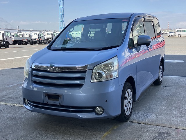 TOYOTA NOAH photo 2