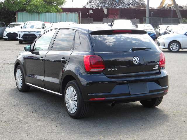 VOLKSWAGEN POLO photo 3