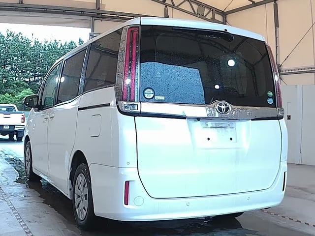 TOYOTA NOAH photo 3