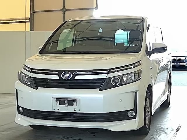 TOYOTA VOXY photo 2