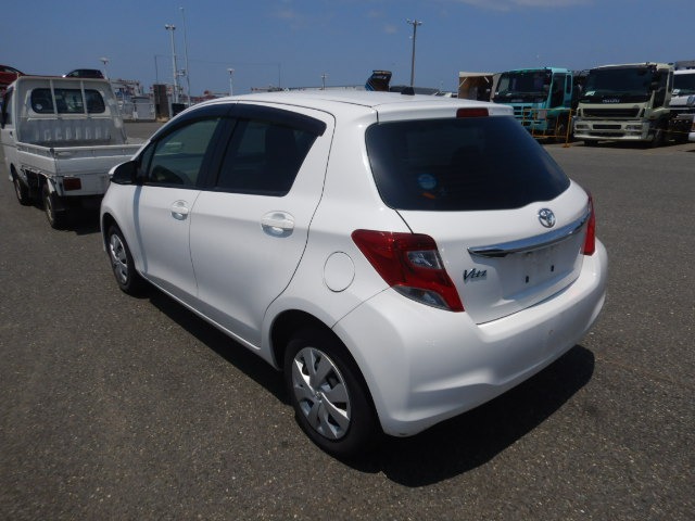 TOYOTA VITZ photo 3