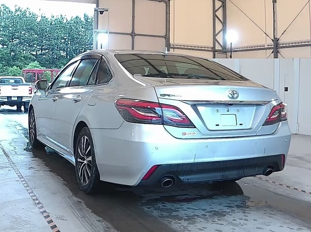 TOYOTA CROWN photo 3