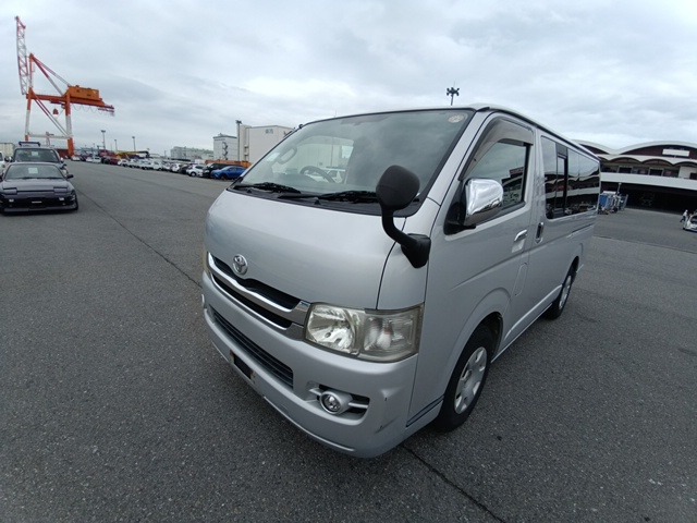 TOYOTA HIACE VAN photo 2