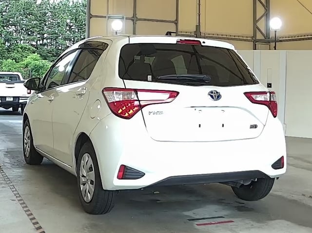 TOYOTA VITZ photo 3