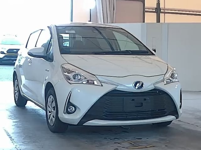 TOYOTA VITZ 2017