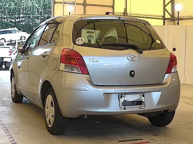 TOYOTA VITZ photo 3