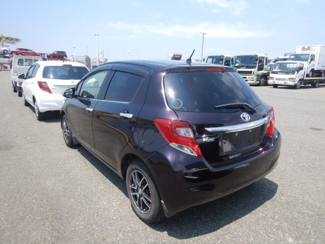TOYOTA VITZ photo 3