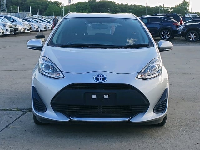 TOYOTA AQUA photo 2