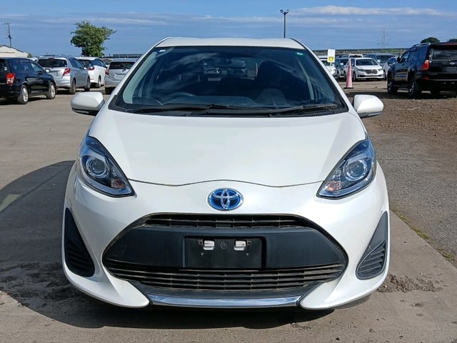 TOYOTA AQUA photo 2