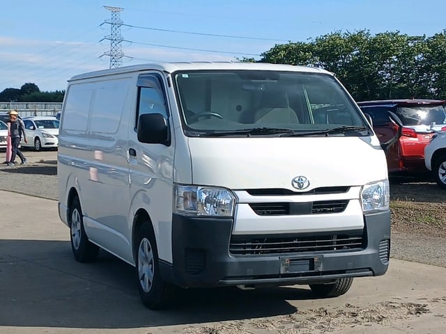 TOYOTA HIACE VAN 2021