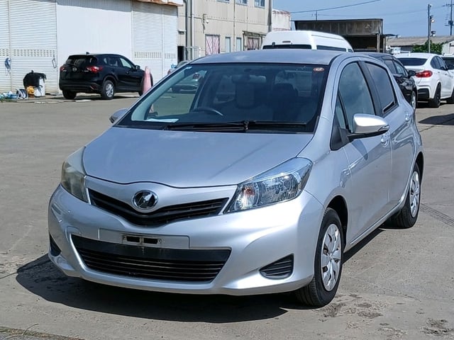 TOYOTA VITZ photo 3