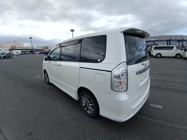 TOYOTA VOXY photo 3