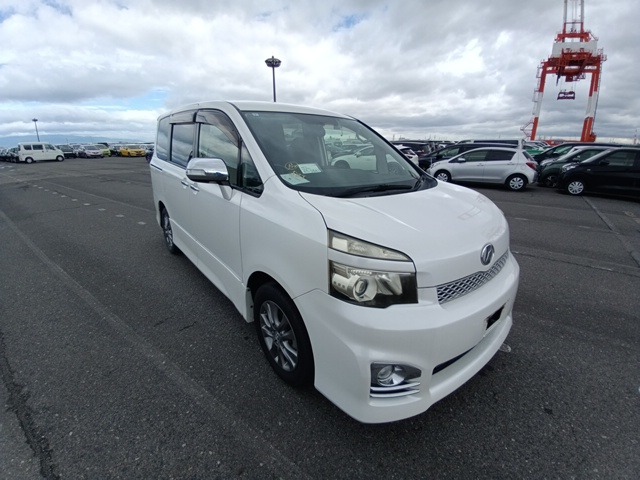 TOYOTA VOXY 2011
