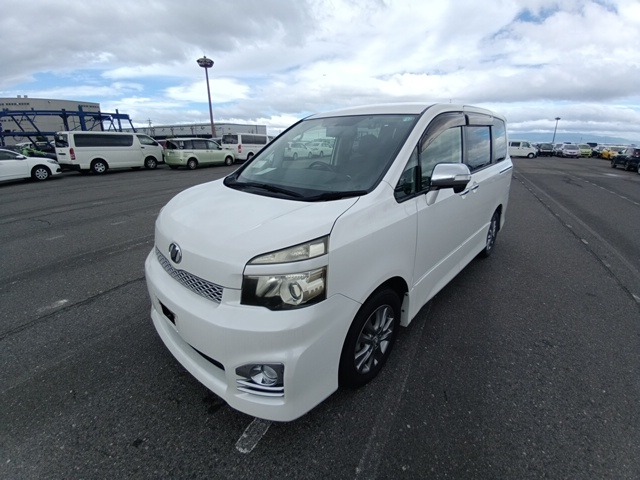 TOYOTA VOXY photo 2