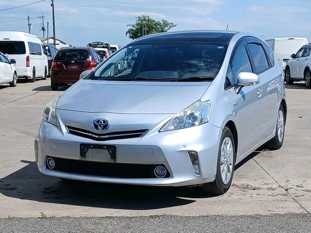 TOYOTA PRIUS ALPHA photo 3