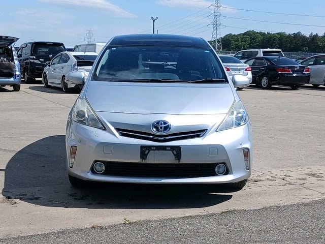 TOYOTA PRIUS ALPHA photo 2
