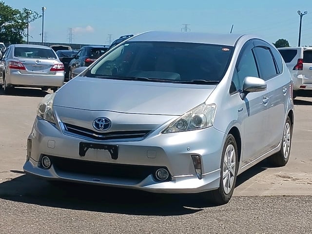 TOYOTA PRIUS ALPHA photo 3