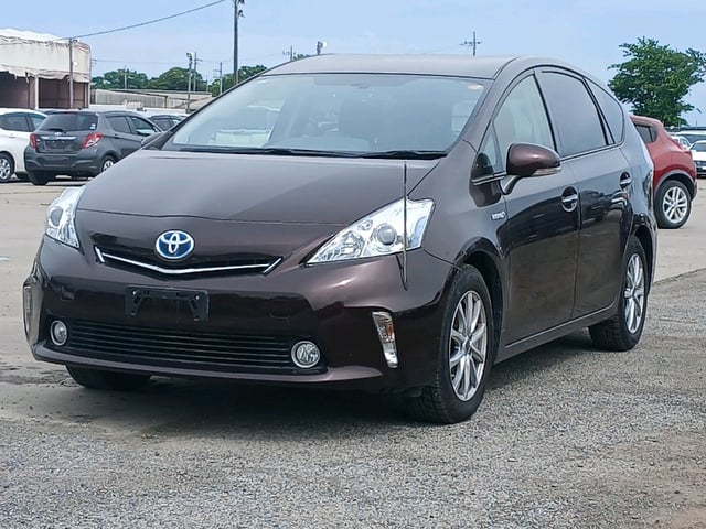 TOYOTA PRIUS ALPHA photo 3