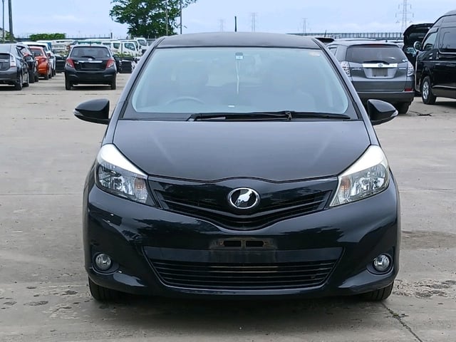 TOYOTA VITZ photo 2
