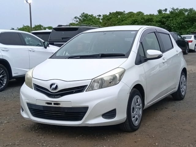 TOYOTA VITZ photo 3
