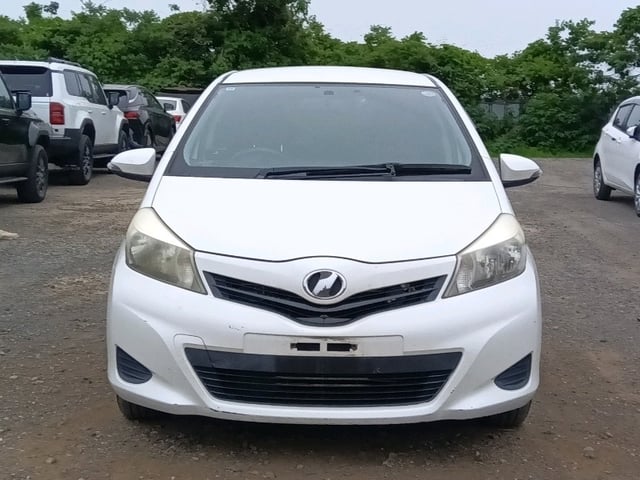 TOYOTA VITZ photo 2