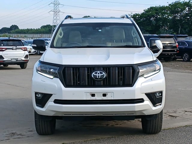 TOYOTA LAND CRUISER PRADO photo 2