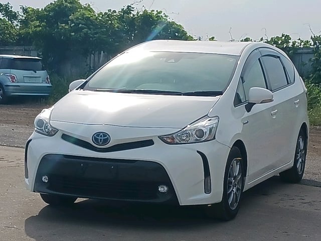 TOYOTA PRIUS ALPHA photo 3