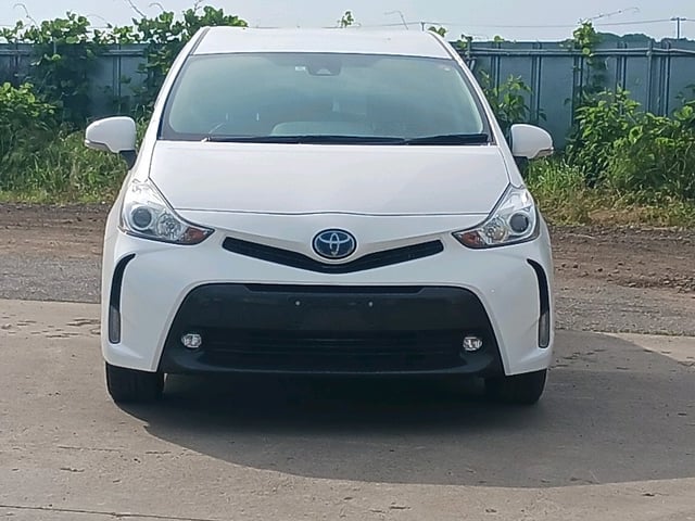 TOYOTA PRIUS ALPHA photo 2