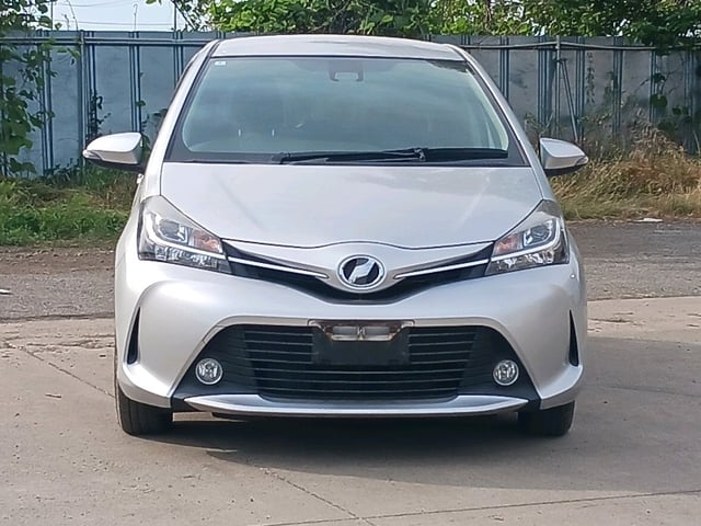 TOYOTA VITZ photo 2
