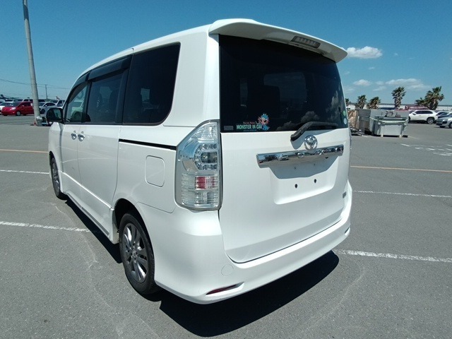 TOYOTA VOXY photo 3